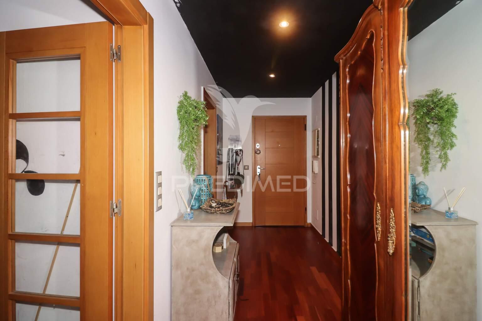 Apartamento t2 com terraço e box em alverca