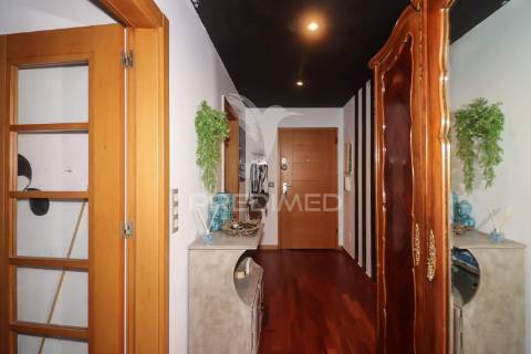 Apartamento t2 com terraço e box em alverca