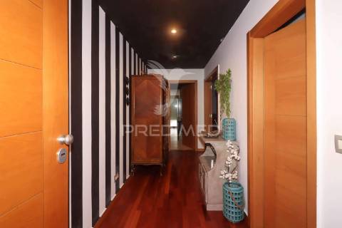 Apartamento t2 com terraço e box em alverca