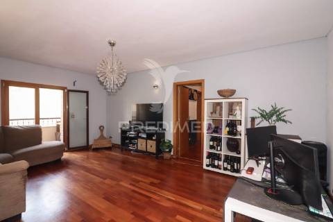 Apartamento t2 com terraço e box em alverca