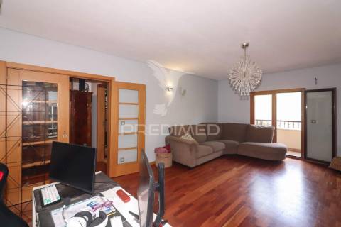Apartamento t2 com terraço e box em alverca