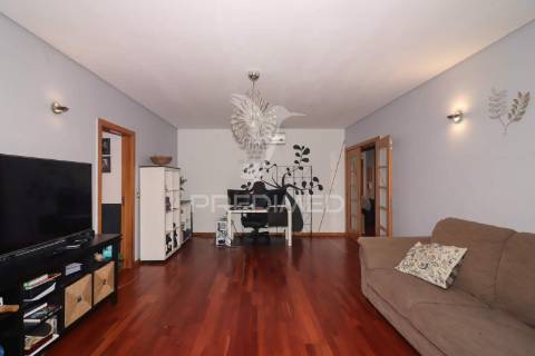Apartamento t2 com terraço e box em alverca