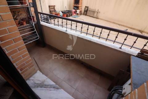 Apartamento t2 com terraço e box em alverca
