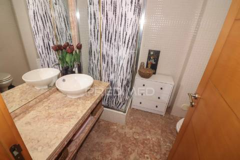 Apartamento t2 com terraço e box em alverca