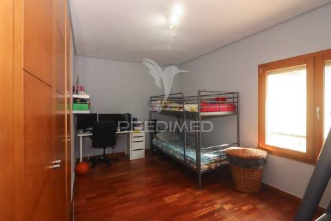 Apartamento t2 com terraço e box em alverca
