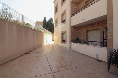 Apartamento t2 com terraço e box em alverca