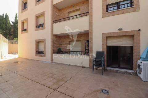 Apartamento t2 com terraço e box em alverca