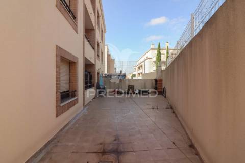Apartamento t2 com terraço e box em alverca