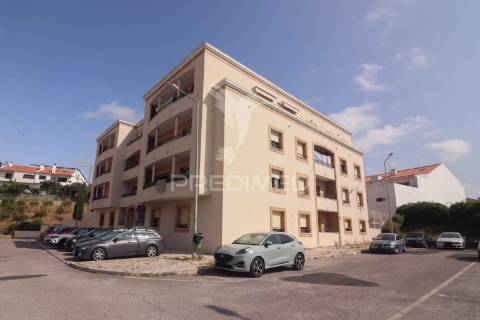 Apartamento t2 com terraço e box em alverca