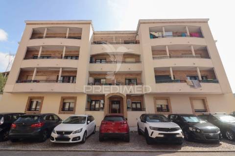 Apartamento t2 com terraço e box em alverca