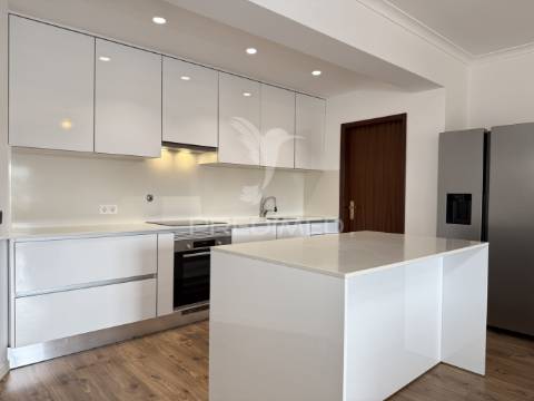 Apartamento t3 com 2 suítes, boleiros, freg. fátima
