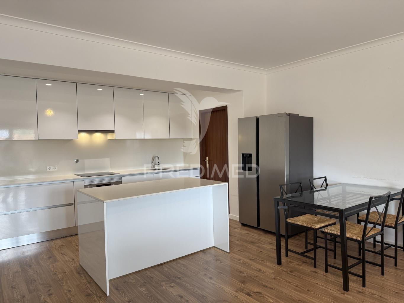 Apartamento t3 com 2 suítes, boleiros, freg. fátima