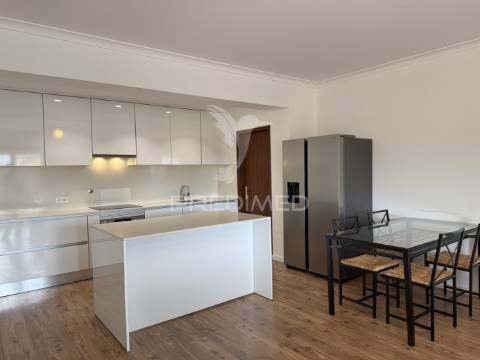 Apartamento t3 com 2 suítes, boleiros, freg. fátima