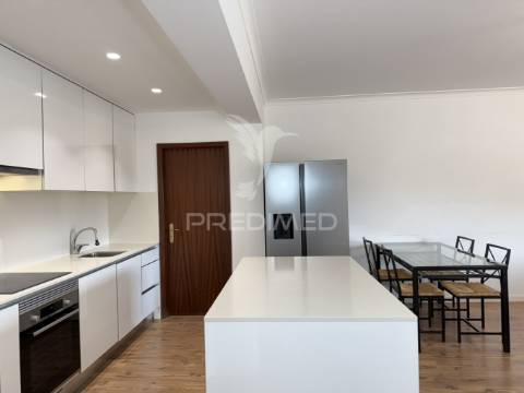 Apartamento t3 com 2 suítes, boleiros, freg. fátima