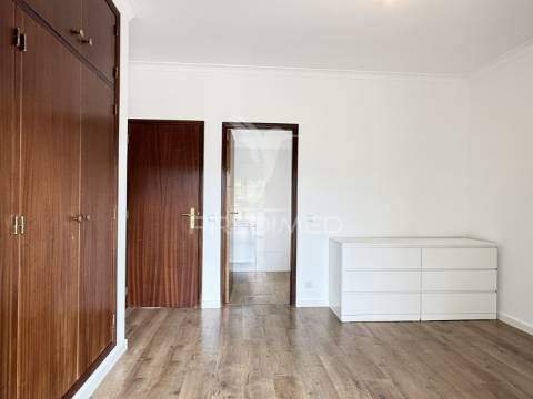 Apartamento t3 com 2 suítes, boleiros, freg. fátima
