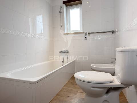 Apartamento t3 com 2 suítes, boleiros, freg. fátima