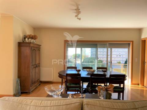 Arrenda-se apartamento t4 leça da palmeira