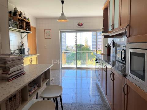 Arrenda-se apartamento t4 leça da palmeira