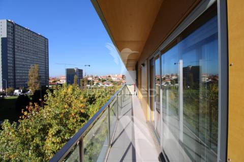 Arrenda-se apartamento t4 leça da palmeira