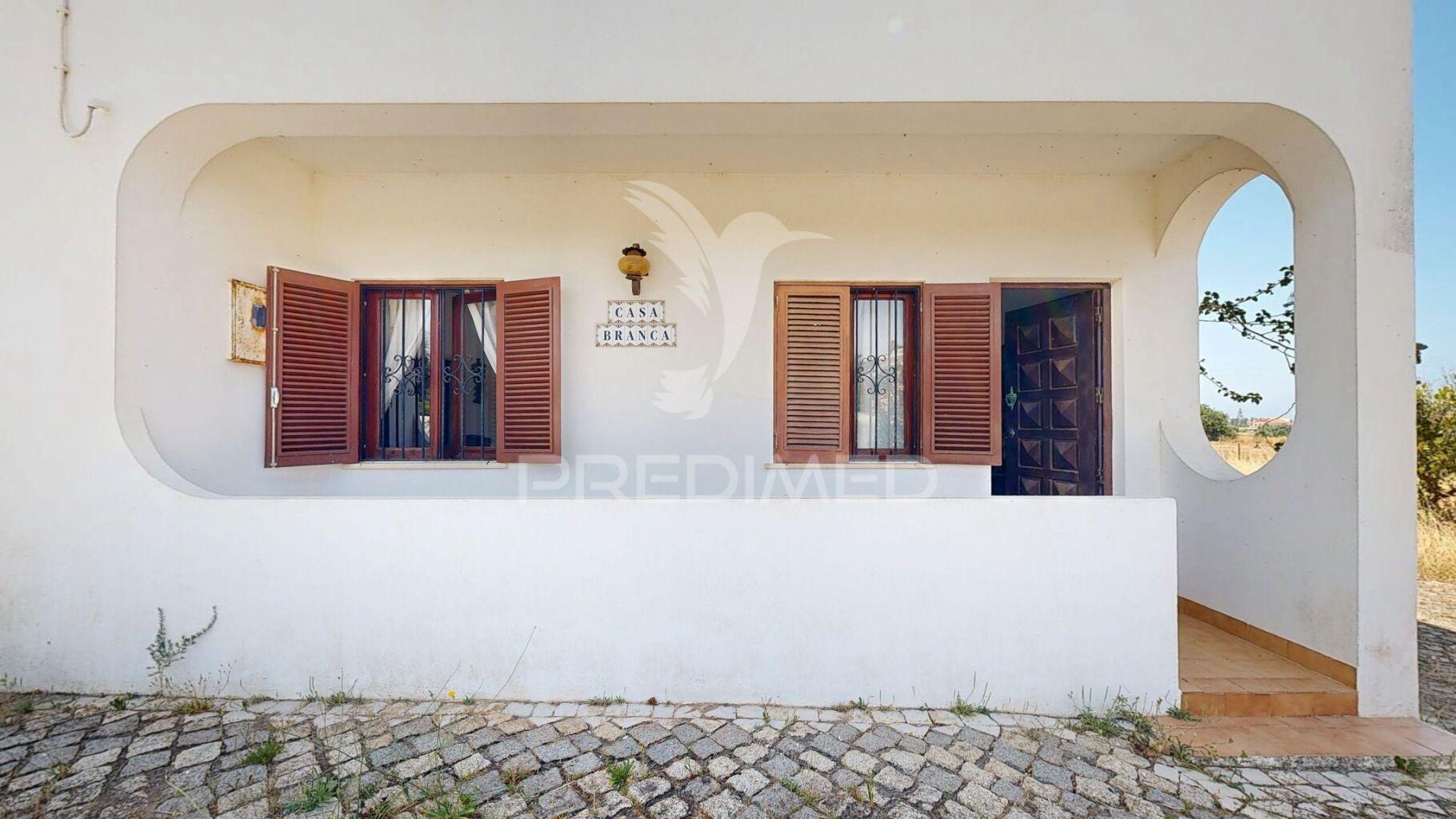 Moradia com dois edifícios e amplo terreno na guia – albufeira