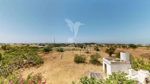 Moradia com dois edifícios e amplo terreno na guia – albufeira