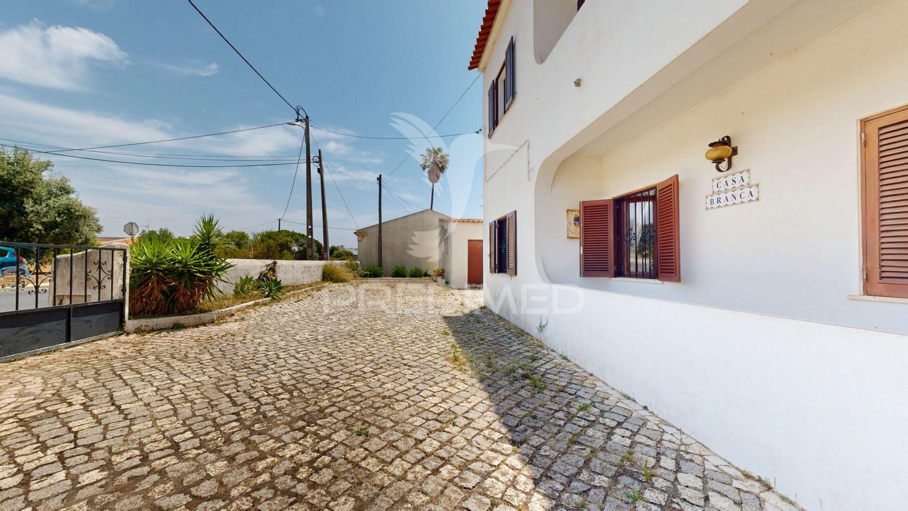 Moradia com dois edifícios e amplo terreno na guia – albufeira