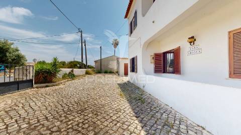 Moradia com dois edifícios e amplo terreno na guia – albufeira