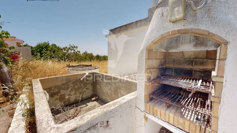 Moradia com dois edifícios e amplo terreno na guia – albufeira