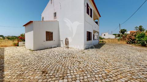 Moradia com dois edifícios e amplo terreno na guia – albufeira