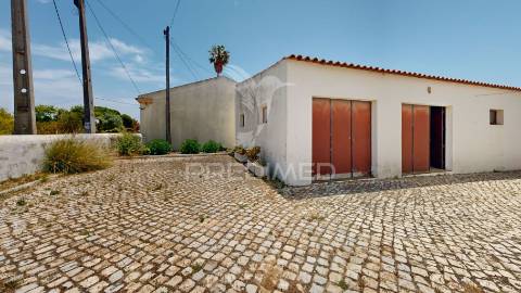 Moradia com dois edifícios e amplo terreno na guia – albufeira