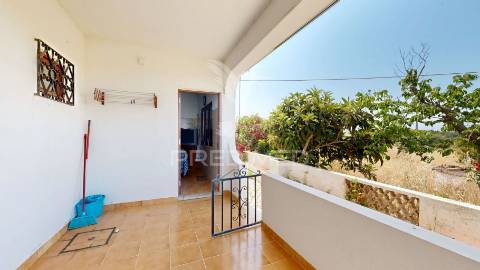 Moradia com dois edifícios e amplo terreno na guia – albufeira