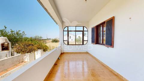 Moradia com dois edifícios e amplo terreno na guia – albufeira