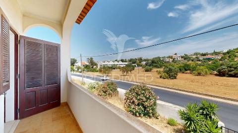 Moradia com dois edifícios e amplo terreno na guia – albufeira