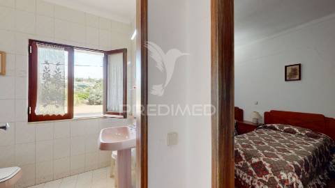 Moradia com dois edifícios e amplo terreno na guia – albufeira