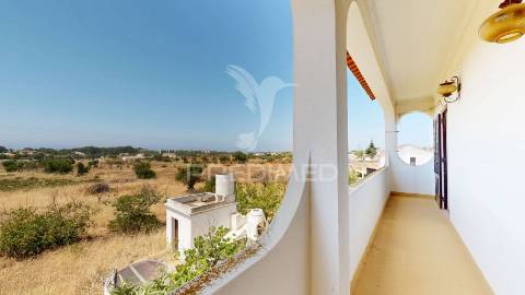 Moradia com dois edifícios e amplo terreno na guia – albufeira