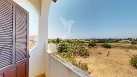 Moradia com dois edifícios e amplo terreno na guia – albufeira