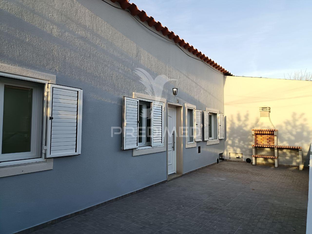 Moradia térrea t3, totalmente remodelada, em setúbal