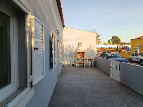 Moradia térrea t3, totalmente remodelada, em setúbal