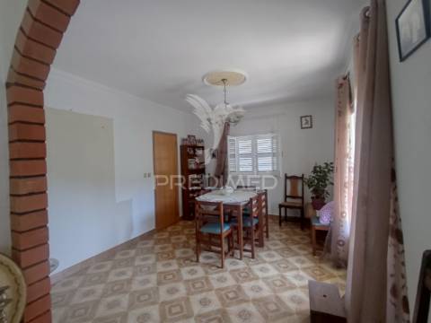 Moradia para restauro em mossomodia olival