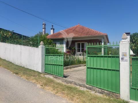 Moradia para restauro em mossomodia olival