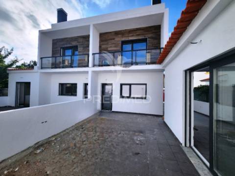 Moradia geminada t3 c/garagem, na quinta do conde