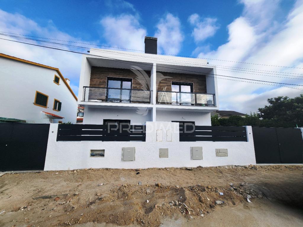 Moradia geminada t3 c/garagem, na quinta do conde