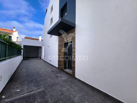 Moradia geminada t3 c/garagem, na quinta do conde