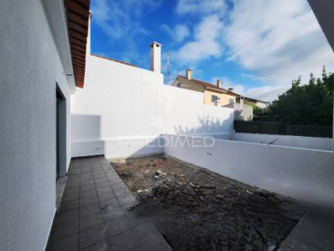 Moradia geminada t3 c/garagem, na quinta do conde