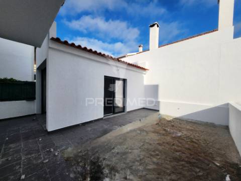 Moradia geminada t3 c/garagem, na quinta do conde