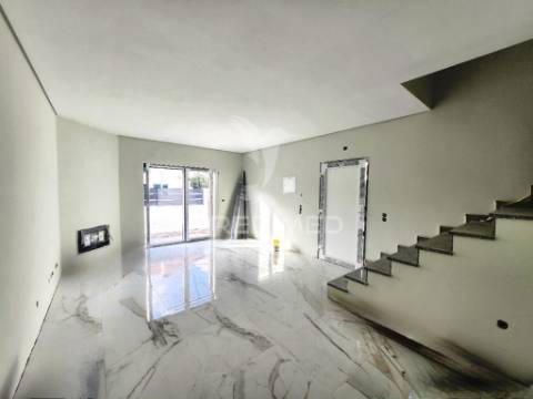Moradia geminada t3 c/garagem, na quinta do conde