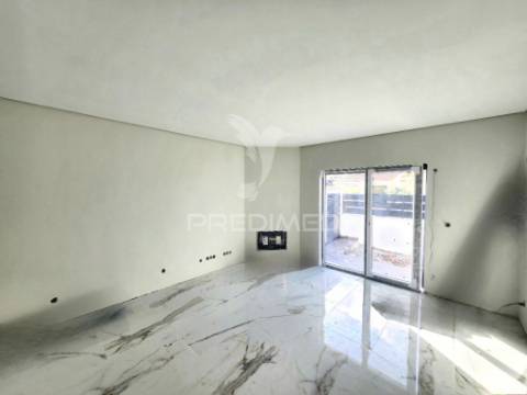 Moradia geminada t3 c/garagem, na quinta do conde