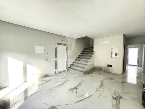 Moradia geminada t3 c/garagem, na quinta do conde