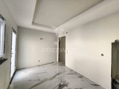 Moradia geminada t3 c/garagem, na quinta do conde