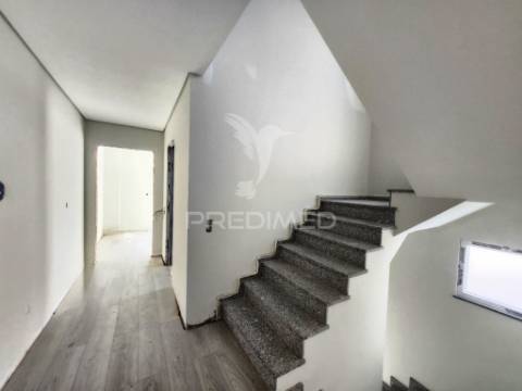 Moradia geminada t3 c/garagem, na quinta do conde
